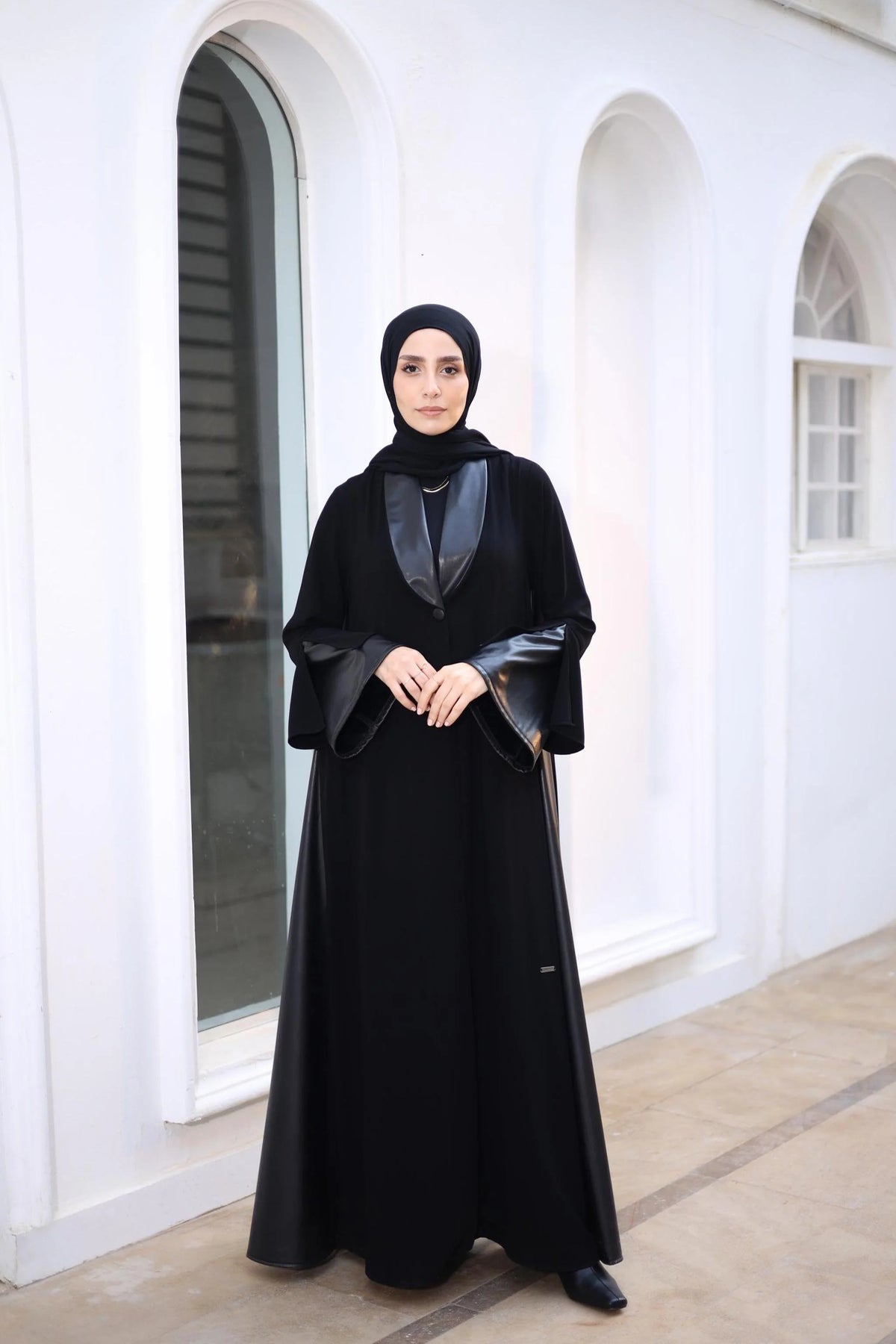 عباية فورمال بلمسة جلد – فخامة هادئة بذوق راقٍ