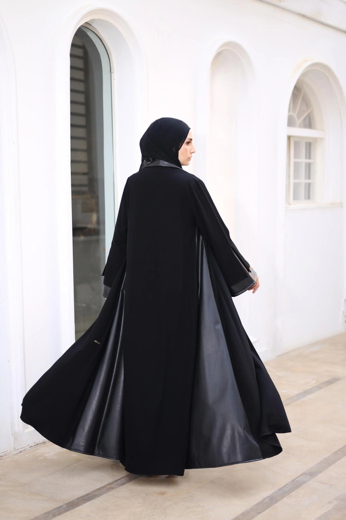 عباية فورمال بلمسة جلد – فخامة هادئة بذوق راقٍ