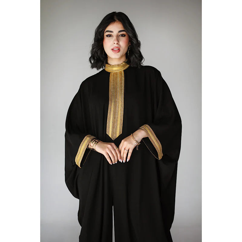 جمبسوت أسود مطرّز – راحة وفخامة في قطعة واحدة