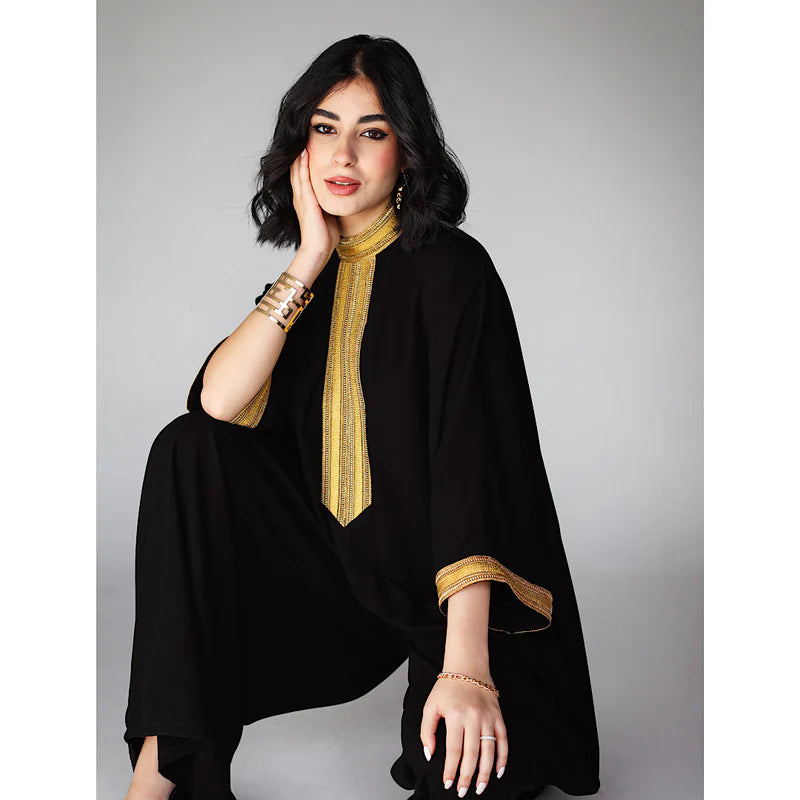 جمبسوت أسود مطرّز – راحة وفخامة في قطعة واحدة