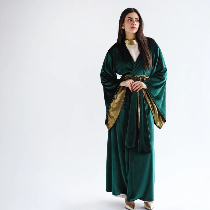 قفطان لف أخضر داكن – حضور فاخر يخطف الأنظار